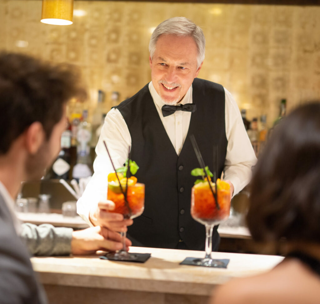 Servir un cocktail au client